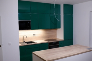 Zeleně lakovan&aacute; kuchyň v kombinaci s dřevinou