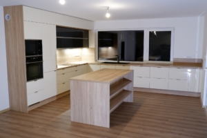 Moderně ře&scaron;en&aacute; kuchyň s prostorn&yacute;m ostrůvkem