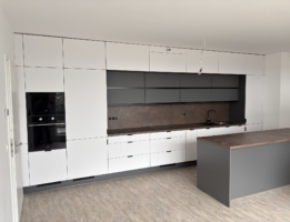 Minimalistick&aacute; sestava v b&iacute;l&eacute;m matu s v&yacute;raznou pracovn&iacute; deskou