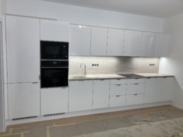 Rovn&aacute; kuchyň v lesku