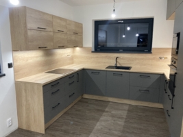 Čern&eacute; prvky kombinovan&eacute; s dřevem/&scaron;edou