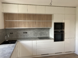 Lakovan&aacute; kuchyň + pracovn&iacute; deska m&iacute;sto parapetu