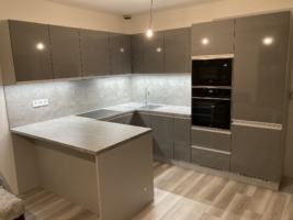 &Scaron;ed&aacute; kuchyň v materi&aacute;lu Mirror Gloss