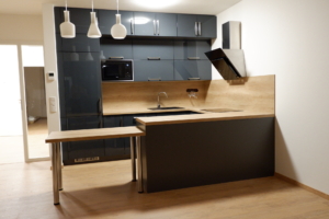 Prostorově " odlehčen&eacute; " ře&scaron;en&iacute; do stropu + leskl&yacute; lak