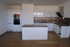 B&iacute;l&yacute; lesk s li&scaron;tami a ostrůvkem