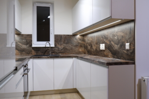 Hloubkově upraven&aacute; kuchyň do &uacute;zk&eacute;ho prostoru