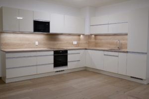 Vanilkov&aacute; kuchyň s dřevěnou pracovn&iacute; deskou