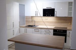 Kuchyň v kr&eacute;mov&yacute;ch barv&aacute;ch + potravinov&aacute; roletka