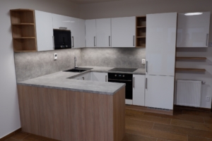 B&iacute;l&yacute; lak + světl&yacute; beton + dřevo