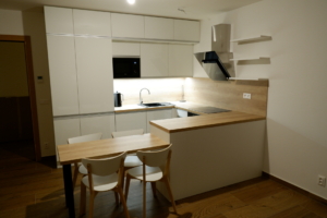 Kuchyň do bytu je ře&scaron;ena až po strop kvůli dal&scaron;&iacute;mu &uacute;ložn&eacute;mu prostoru