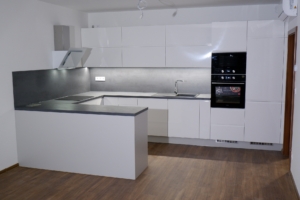 Lakovan&aacute; kuchyň v nadčasov&eacute;m proveden&iacute;