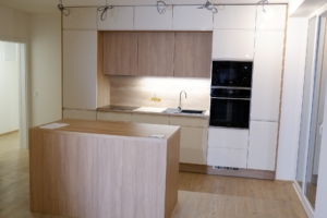 Kuchyň s &uacute;chyty v korpusu v kombinaci s lakovan&yacute;mi dr&aacute;žkami